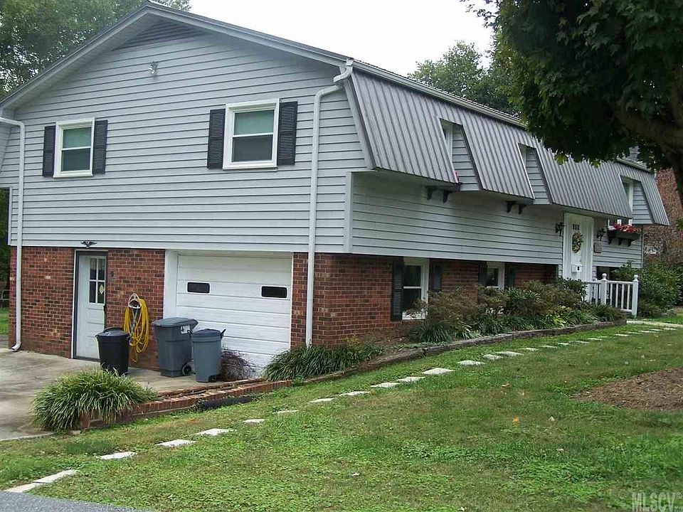 1st image of 920 Pennell St NE