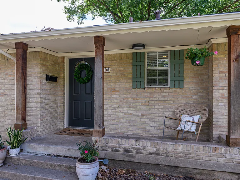 109 N Lois Ln — Photo 2