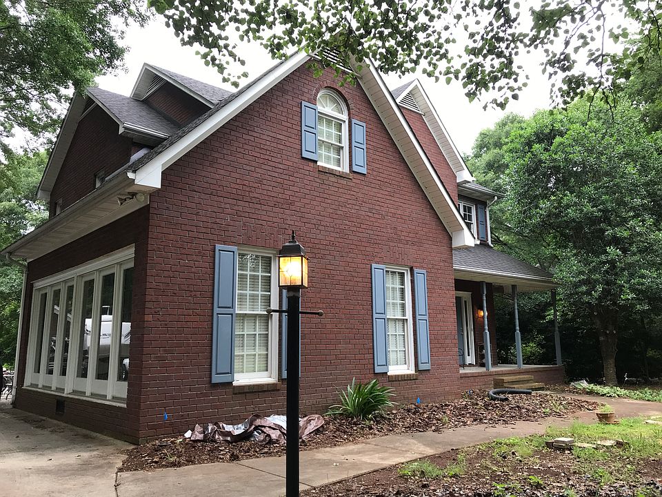 5511 Weddington Front Left