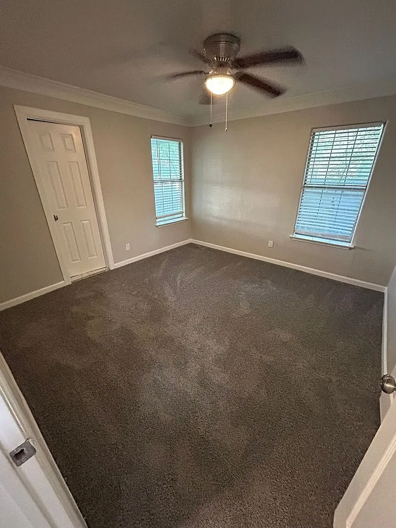 4915 Heyworth Ave — Photo 3