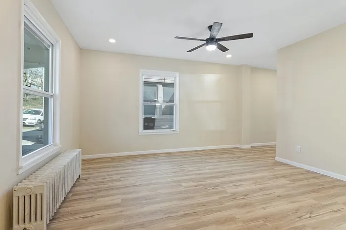 5 bed, 2.0 bath, 2500 sqft, $2,600 — Photo 2