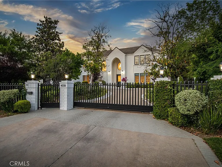 4550 Encino Ave — Photo 2