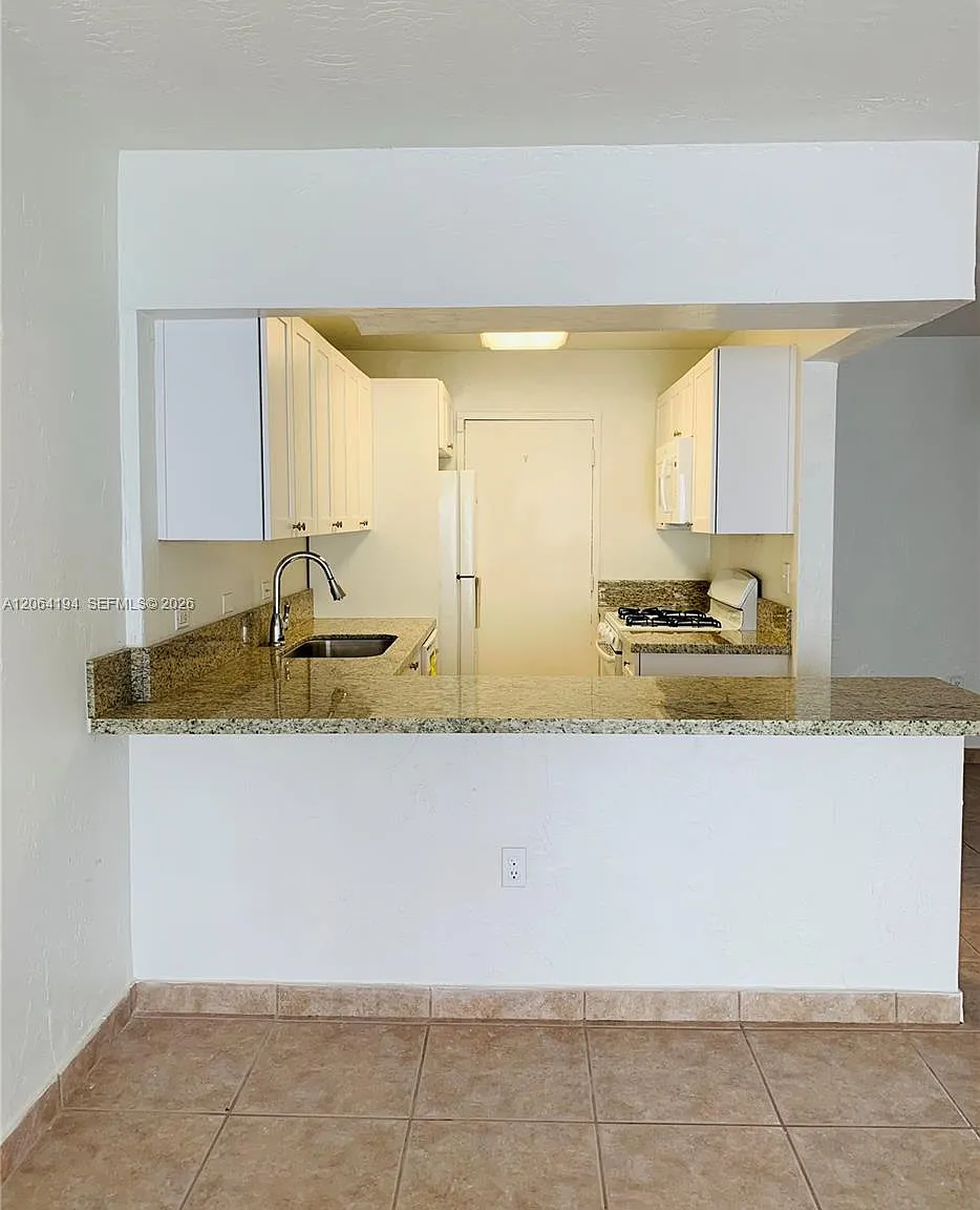 2 bed, 1040 sqft, $2,500 — Photo 3