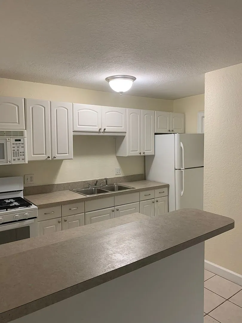 Building Photo - 1700 SW 16th Ct #E22