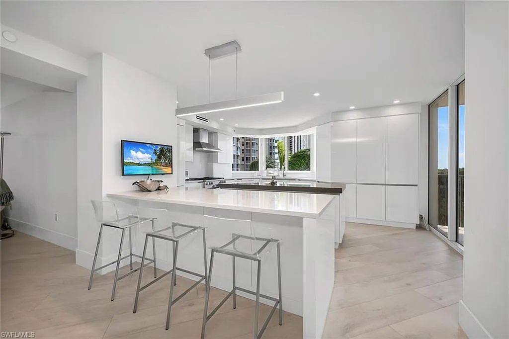 3 bed, 3.0 bath, 3275 sqft, $20,000 — Photo 4