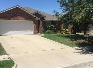 945 Chestnut Ln, Saginaw, TX 76179