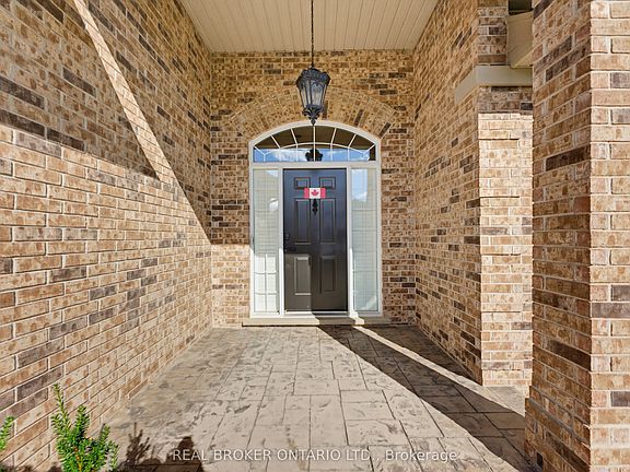 2nd image of 70 Deer Ridge Cres