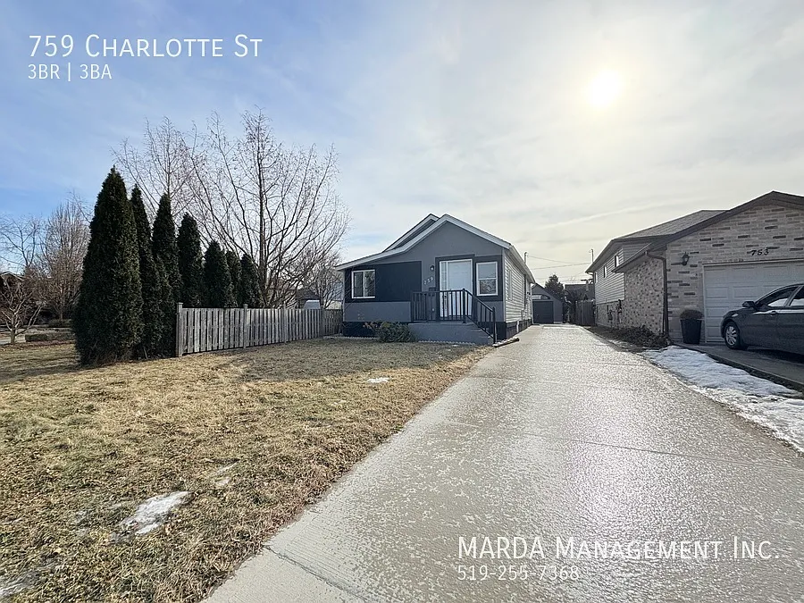 Spacious Newly Renovated 3 Bed/2.5 Bath + Hydro, Water & Gas! — Photo 4