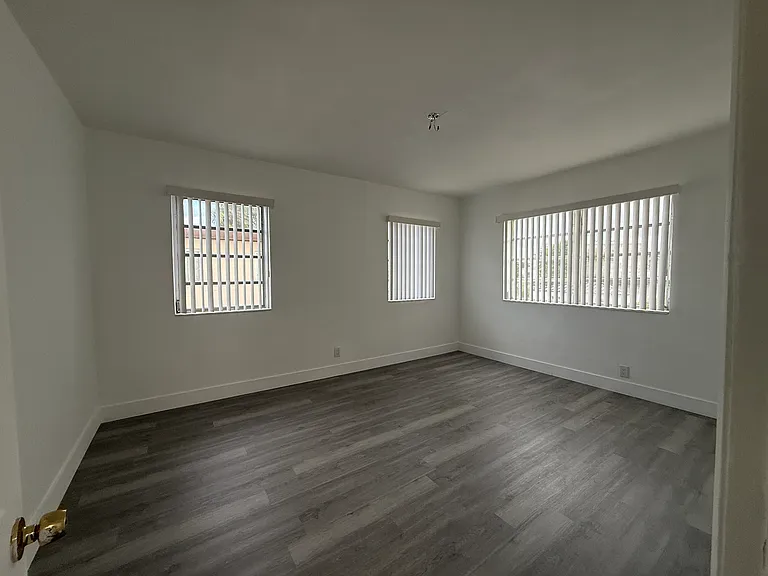 615 82nd St #3 — Photo 37