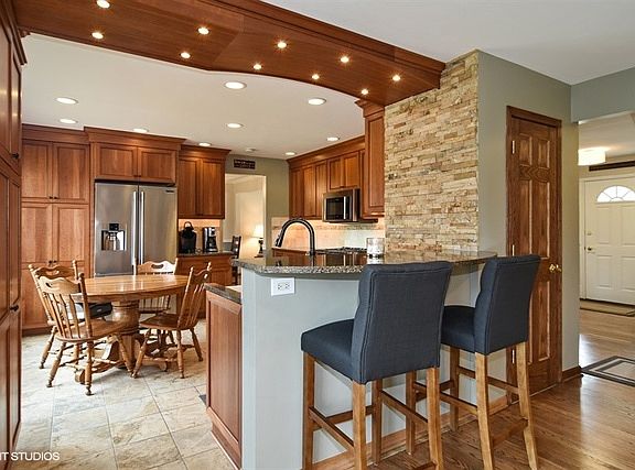 5th image of 560 E Cunningham Dr