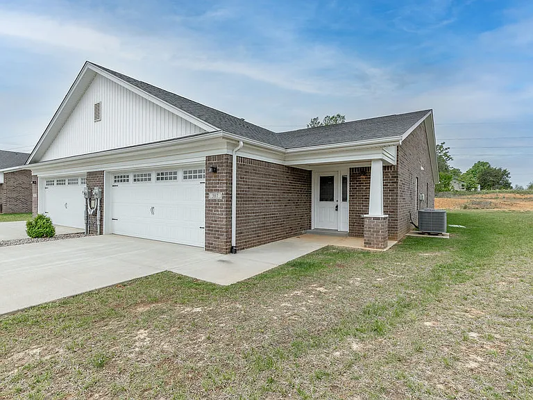 305 Breckinridge Cir — Photo 3