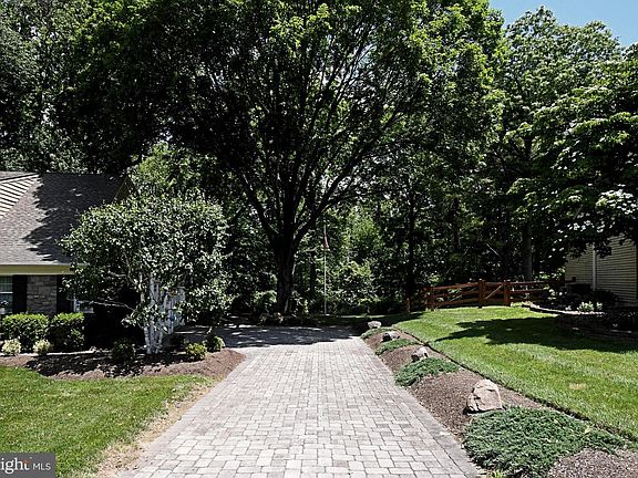 4th image of 1138 University Dr