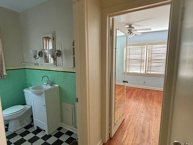 823 S Blakely St — Photo 9