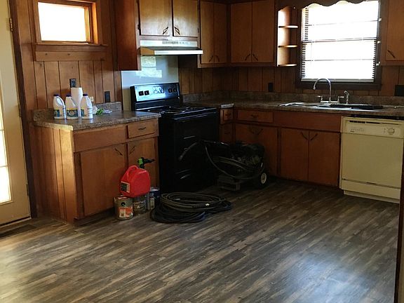 Kitchen. Large eat-in area. Dishwasher