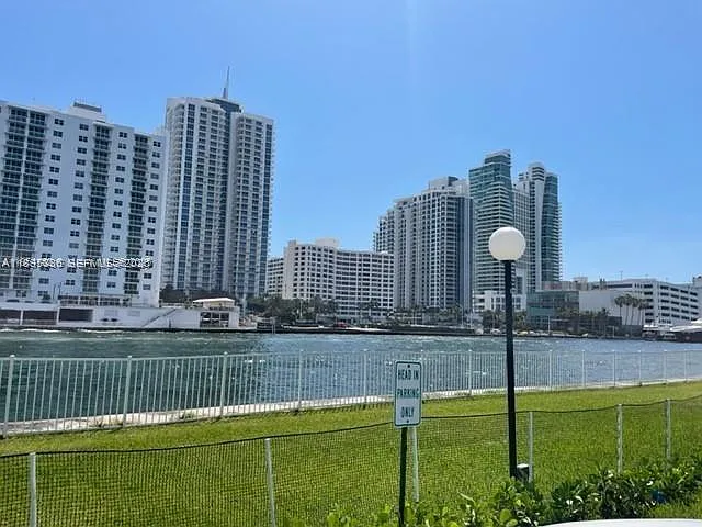 800 Parkview Dr #605 — Photo 17