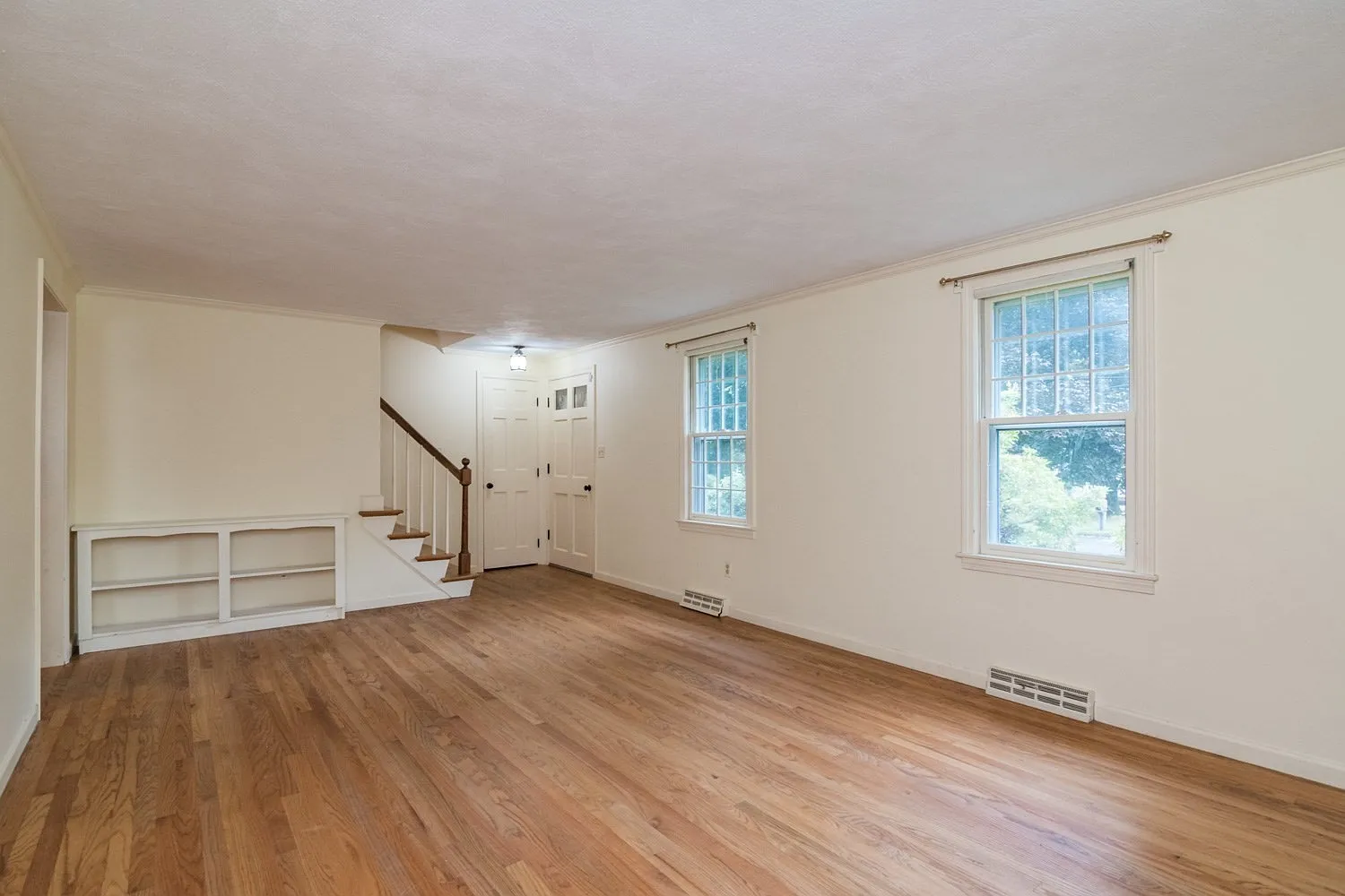 6 bed, 2.5 bath, 2355 sqft, $3,000 — Photo 2