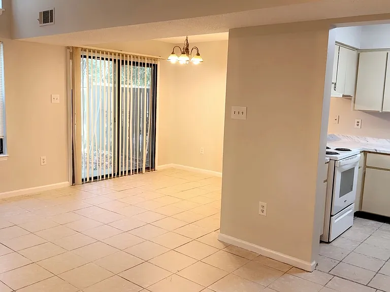 153 Holland Park Cir — Photo 2