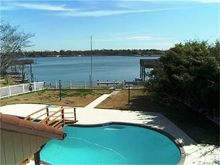 2nd image of 818 Shorewood Dr