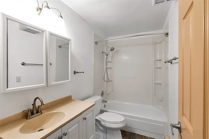 Augusta Ave, Duplex — Photo 8
