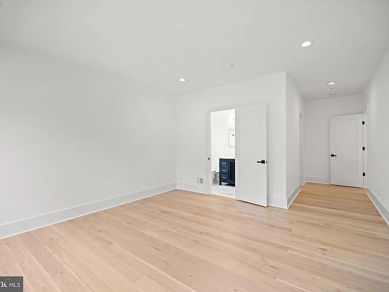 8609 Woodbrook Ln — Photo 35