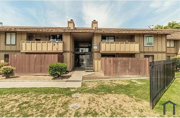 Building Photo - 1221 N Peach Ave #226