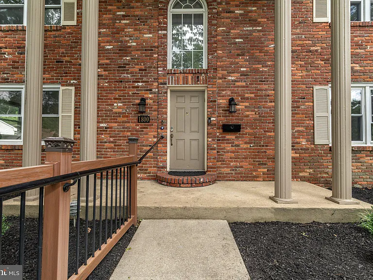 1800 Lark Ln — Photo 7