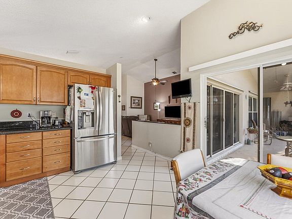 5th image of 1352 E Fairfax Cir Circle E