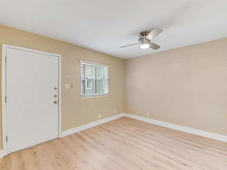 2401 Manor Rd #131 — Photo 5