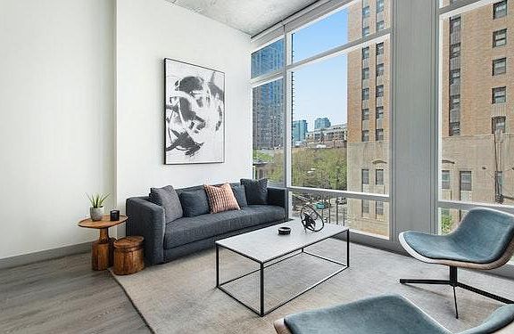 5th image of 739 N Dearborn St #606