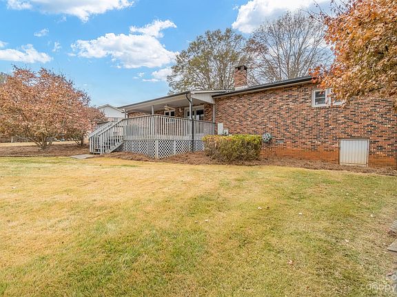5th image of 109 Maplewood Dr