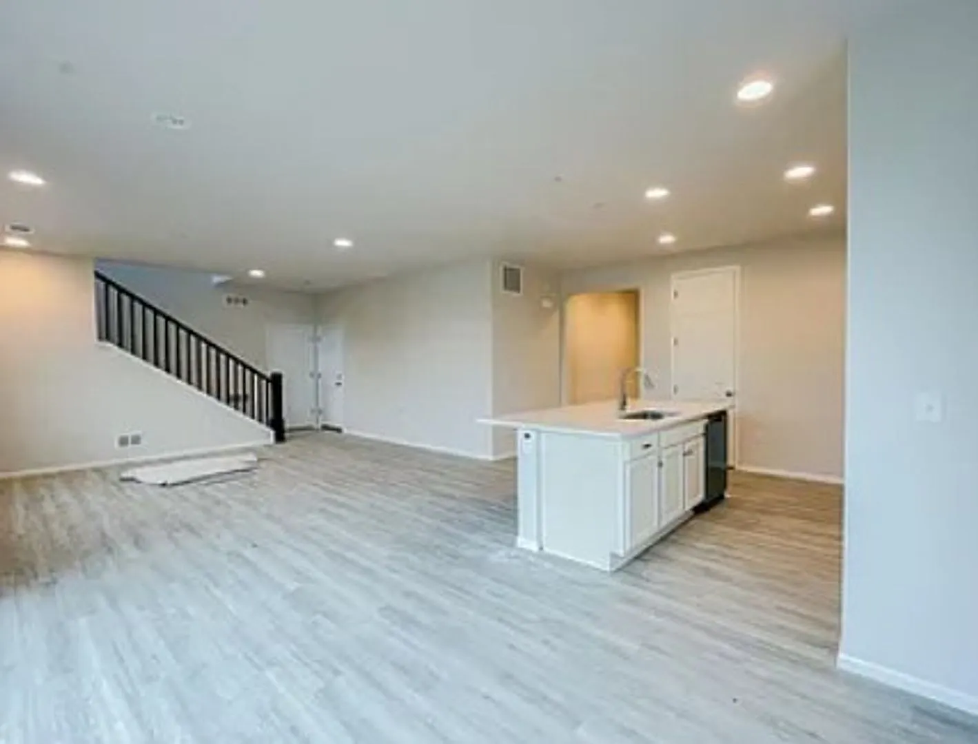 Long Realty And Property Management- 4bed 3bath In Commerce City — Photo 2