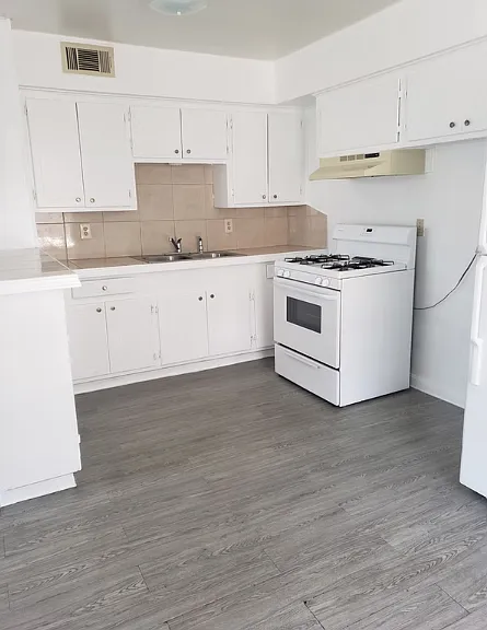Southmore Place Apartments — Photo 7