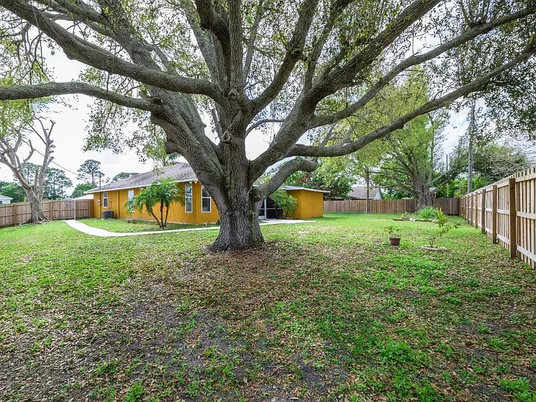 353 NW Ferris Dr — Photo 19