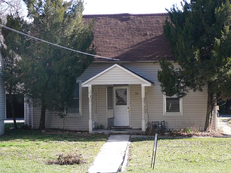 710 Canyon Rd #B — Photo 1