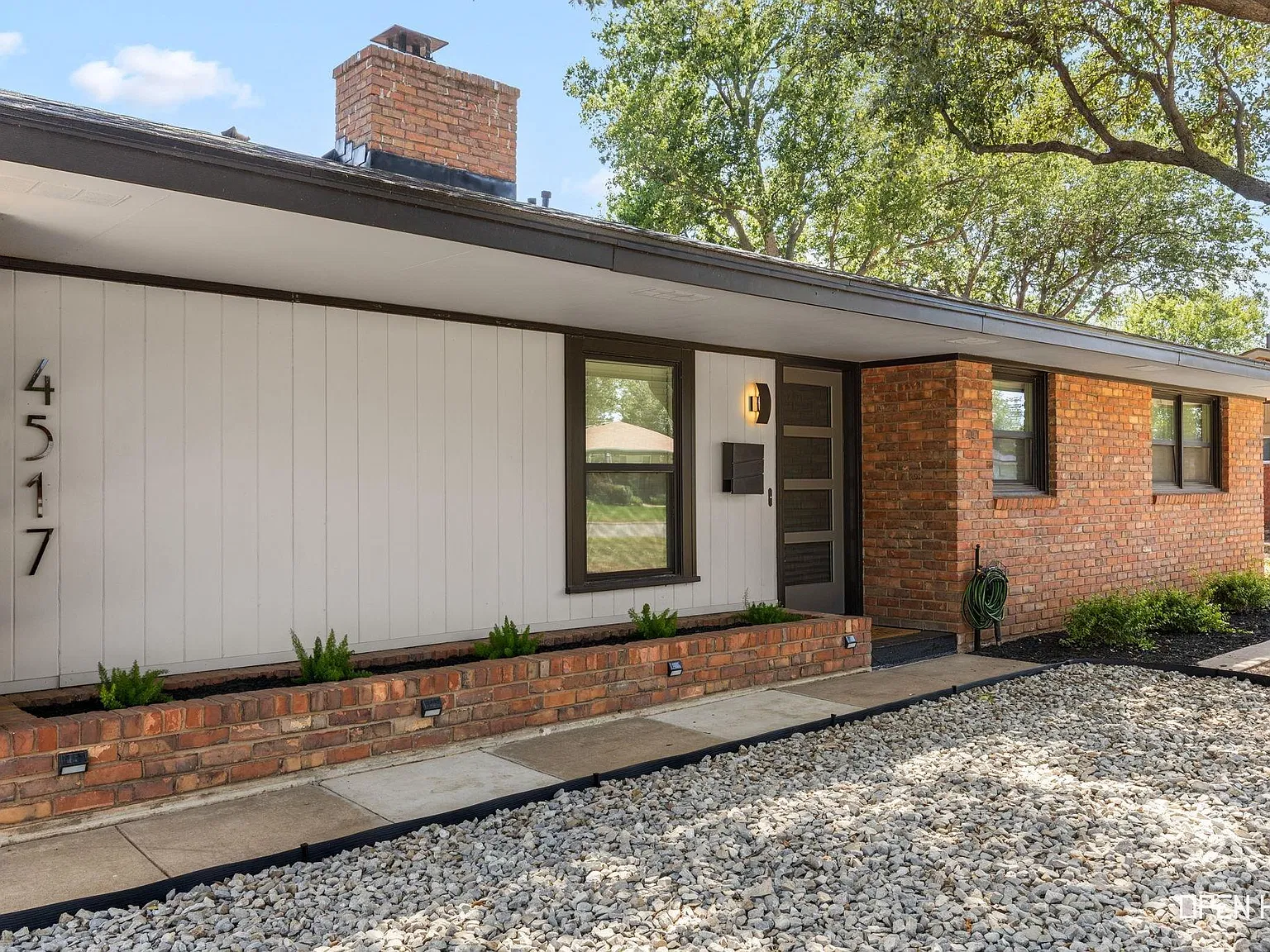 3 bed, 2.0 bath, 1942 sqft, $2,700 — Photo 3