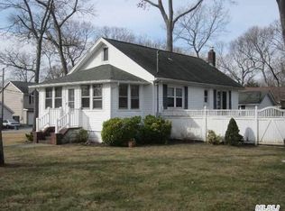 122 Hudson Ave, Lake Grove, NY 11755