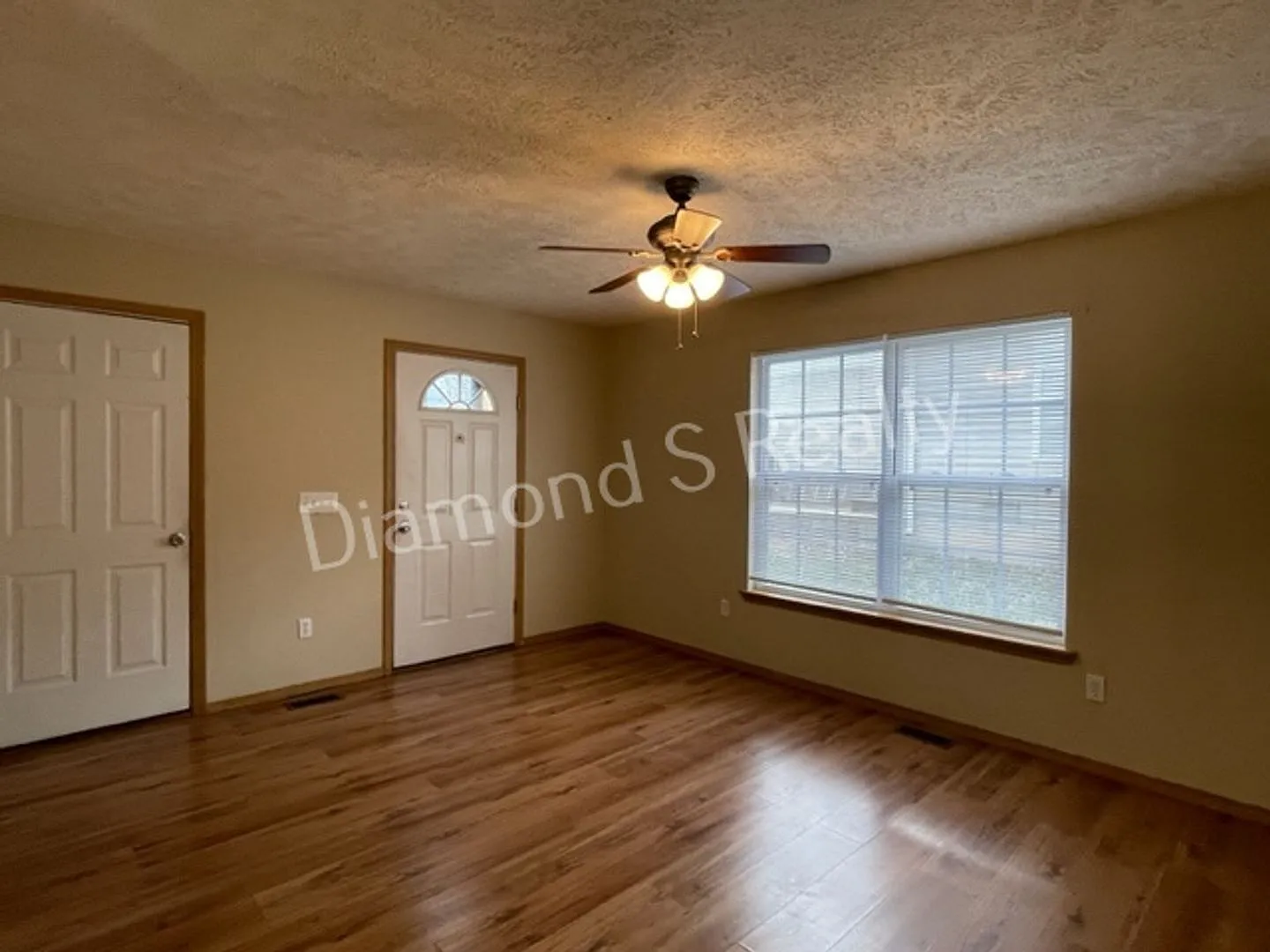 Great Duplex Available Now! — Photo 3