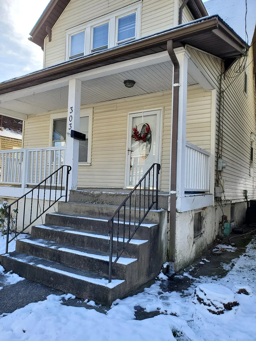 303 Lexington Ct photo 1