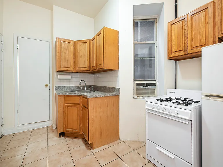 439 E 74th St #1RW — Photo 5