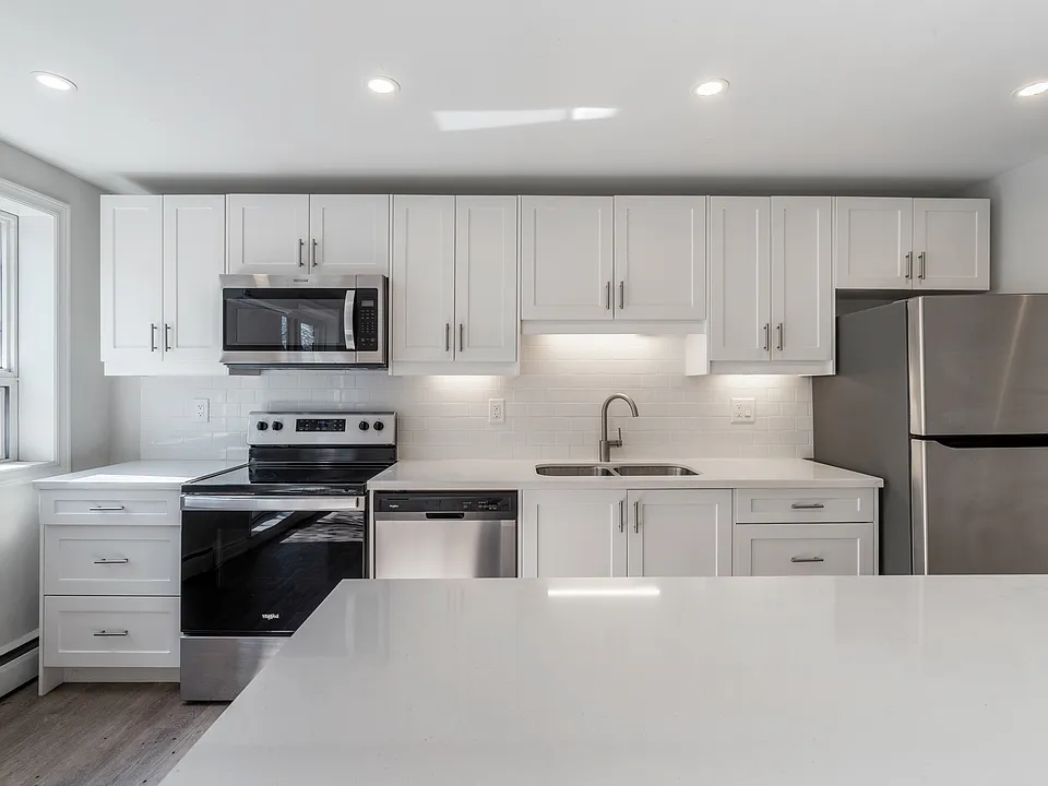 2194 King St E