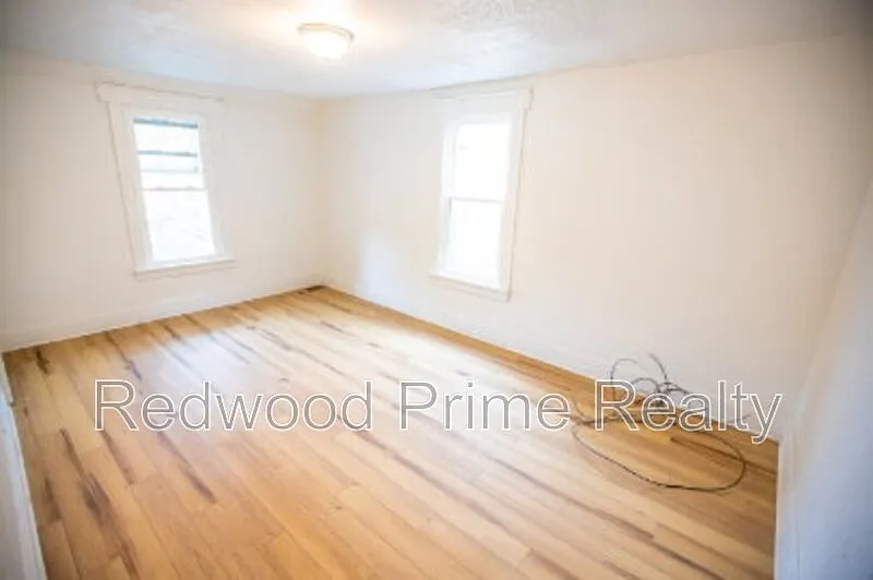 3 bed, 1.0 bath, $900 — Photo 4