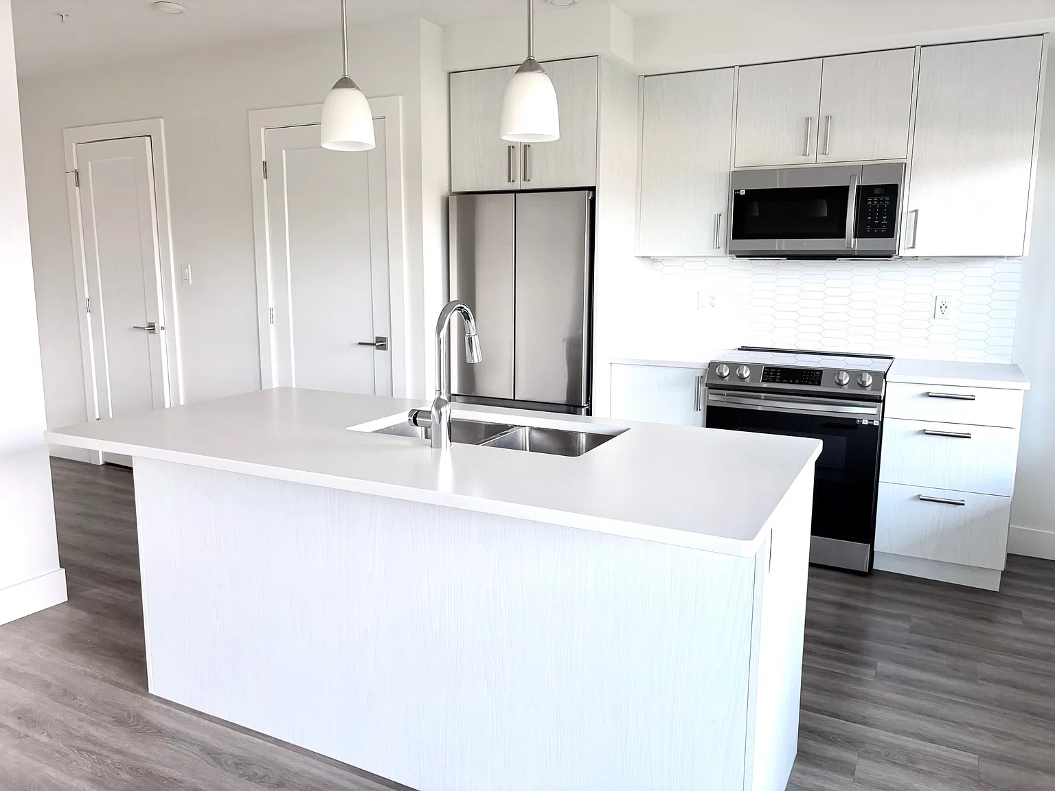 1 bed, 1.5 bath, 607 sqft, $2,200 — Photo 2