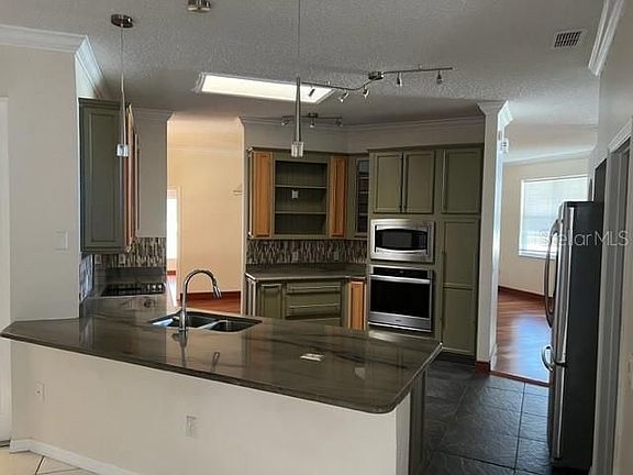 5th image of 412 Tamarind Parke Ln