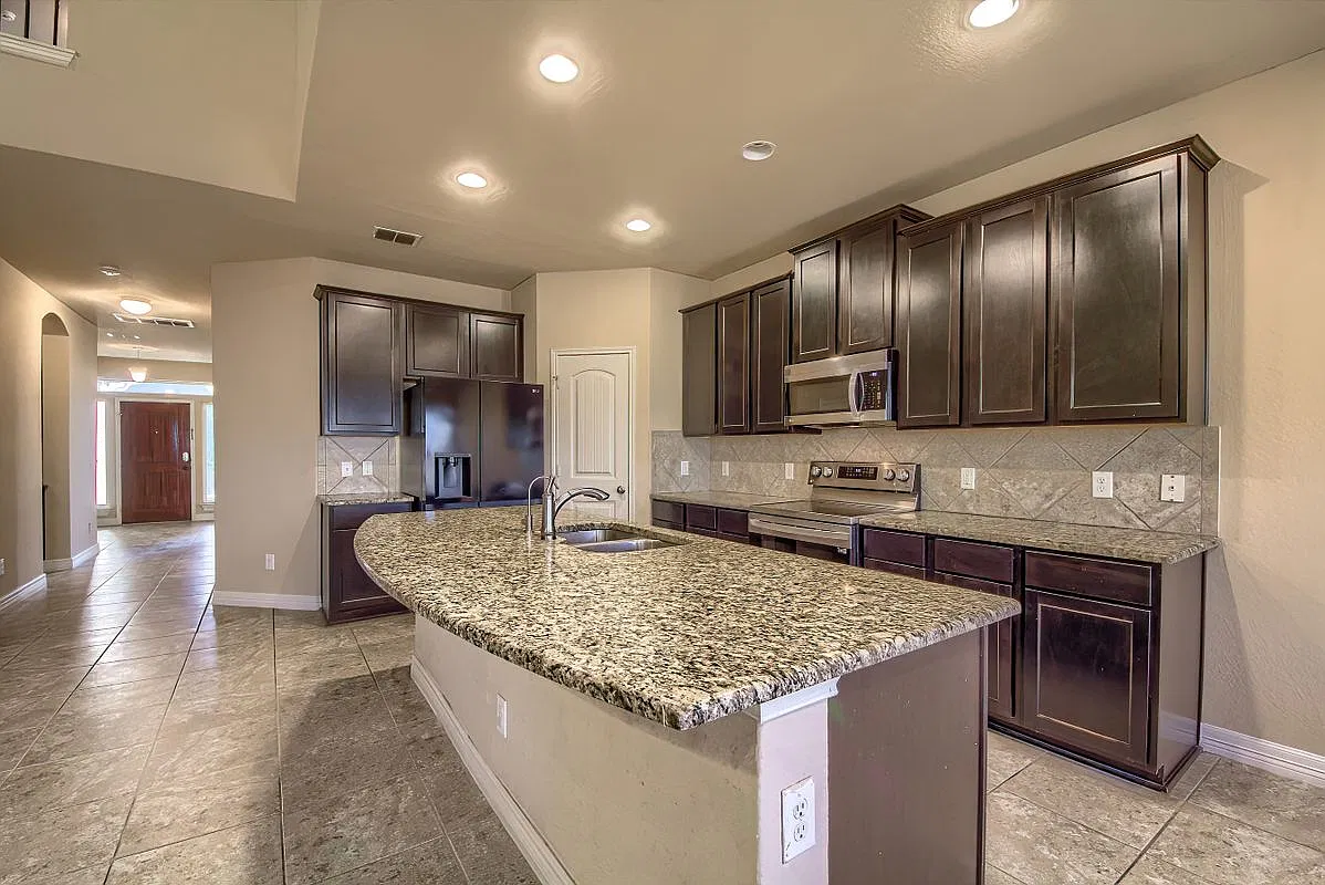 4 bed, 3.5 bath, 2963 sqft, $2,500 — Photo 3