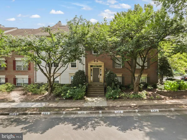 12105 Green Leaf Ct APT 201, Fairfax, VA 22033