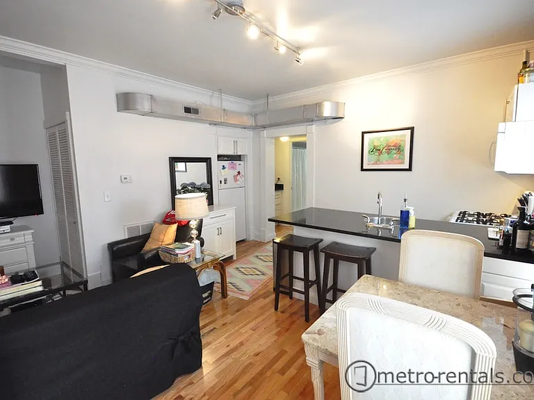842 S 3rd St — Photo 2