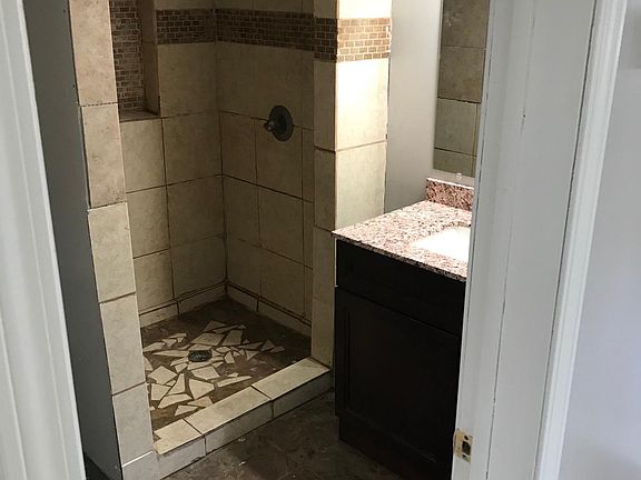 5th image of 811 W Oak St