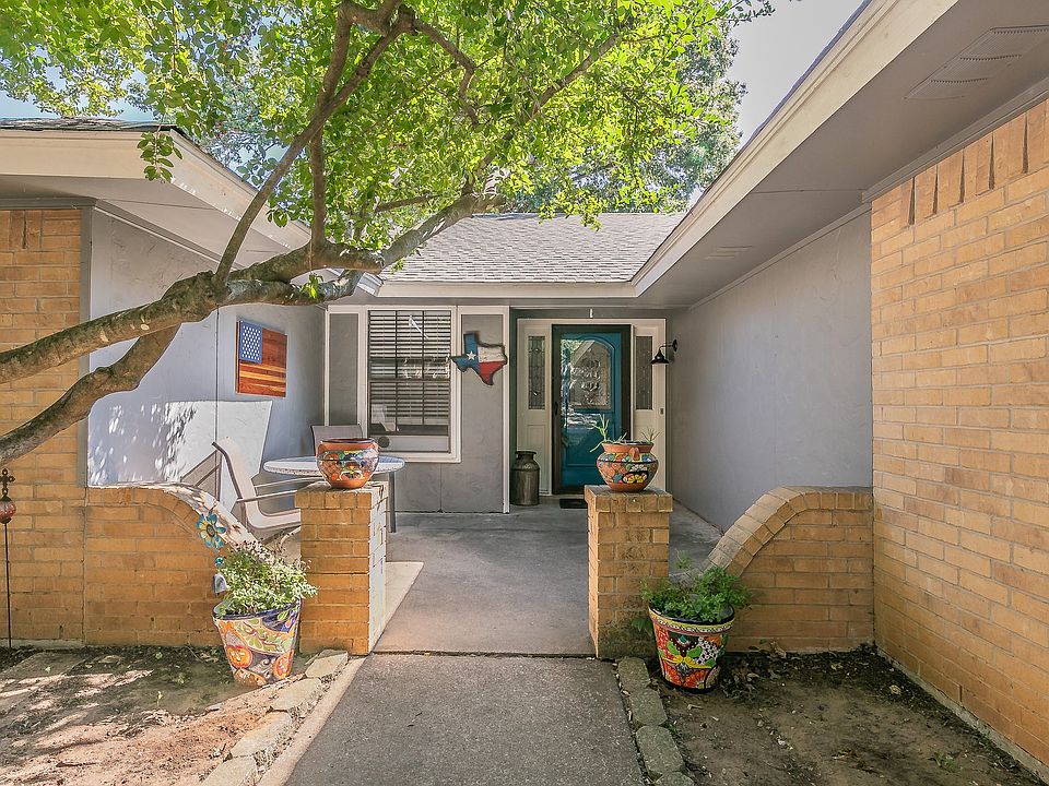 1st image of 305 Betty L Ln