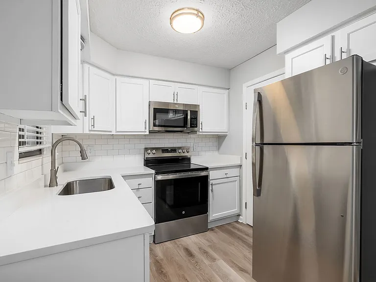 3085-3194 Griggsview Court — Photo 13