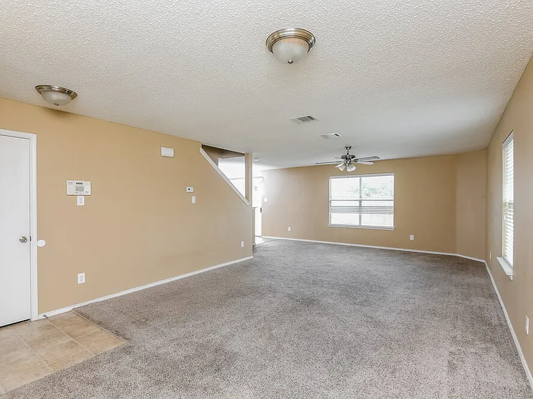949 Canary Dr — Photo 4